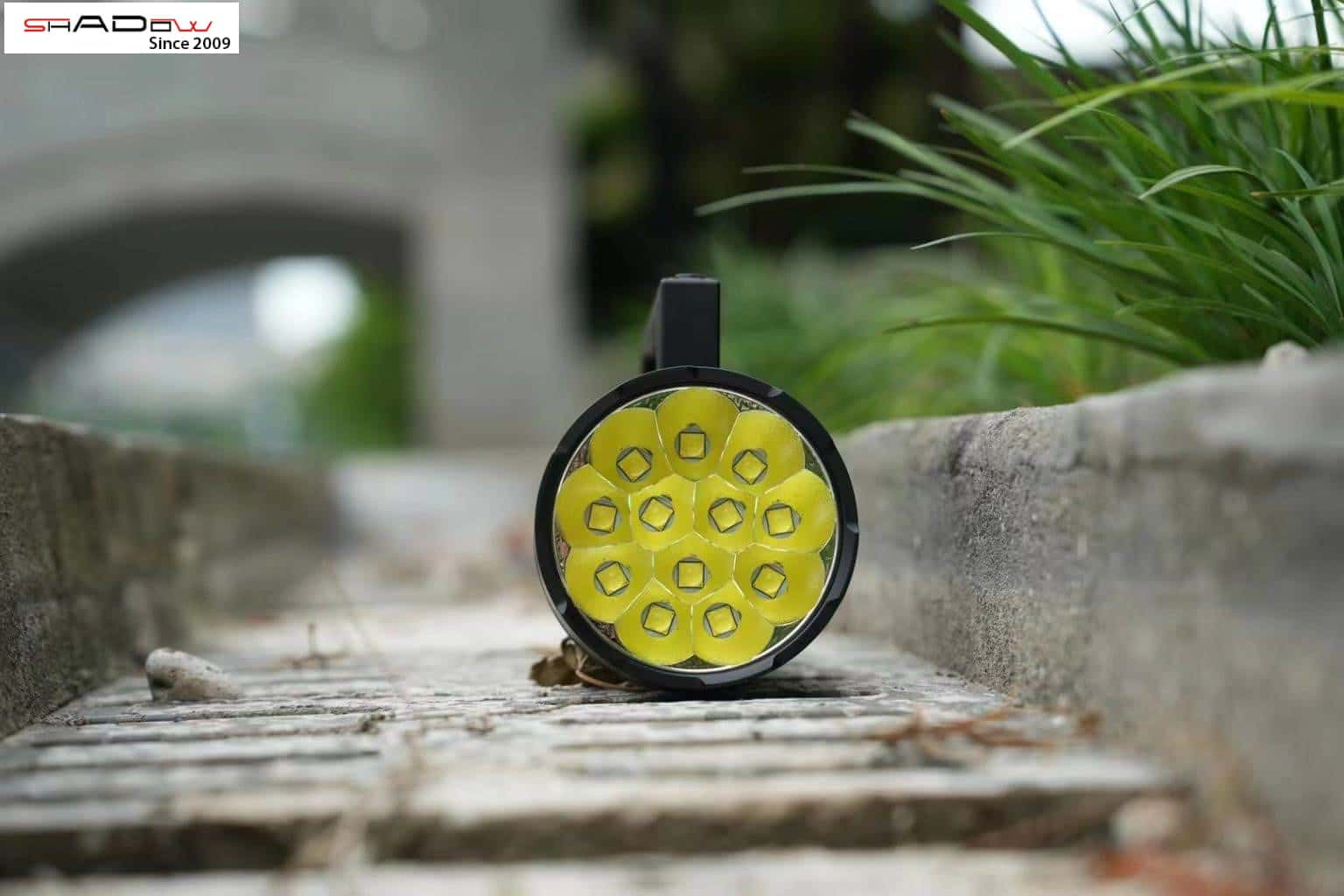 Đèn pin ACEBEAM X75 sử dụng 12 bóng LED CREE XHP70.2.