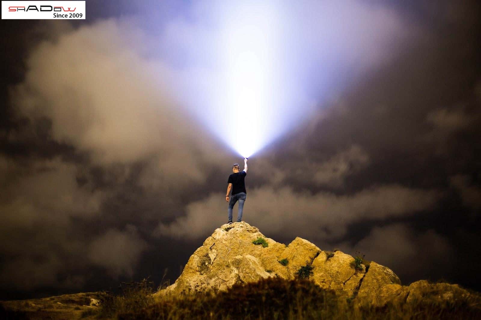 Đèn pin siêu sáng ACEBEAM X75 với độ sáng lên đến 80.000 lumens.