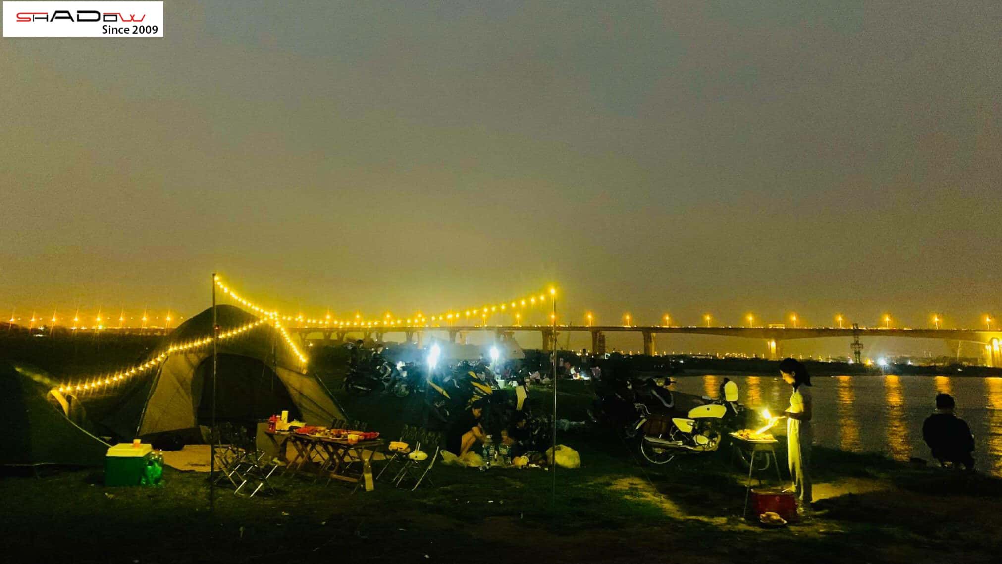 cắm trại tại chân cầu Vĩnh Tuy