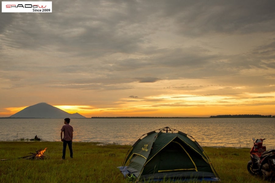 Cắm trại trước đập hồ Dầu Tiếng