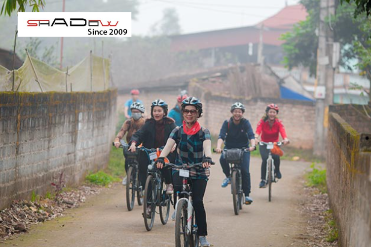 Nhóm đạp xe đến làng cổ Đường Lâm