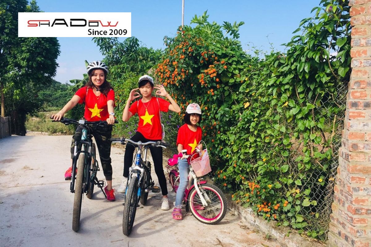 Nhiều gia đình chọn đạp xe ở bãi giữa sông Hồng