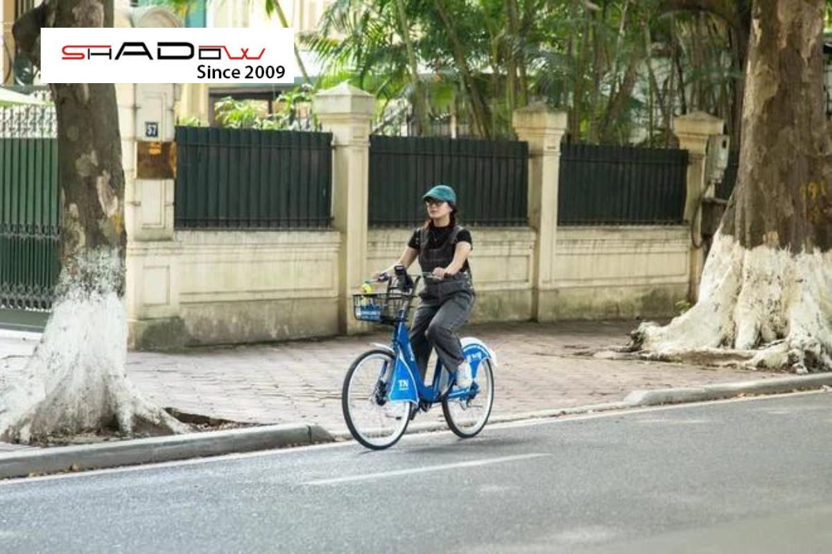 Đạp xe trên đường Nguyễn Xiển lên Hồ Gươm