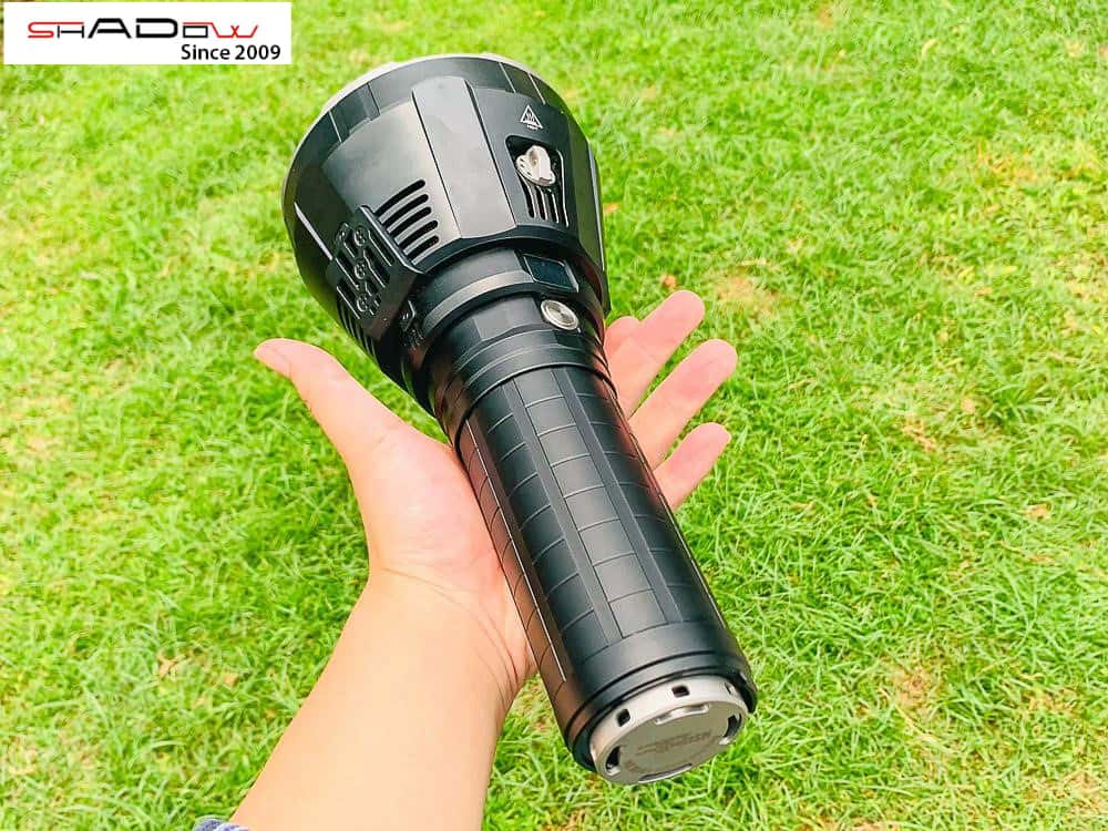 Đèn pin siêu sáng IMALENT MS18 với độ sáng lên đến 100.000 lumens.