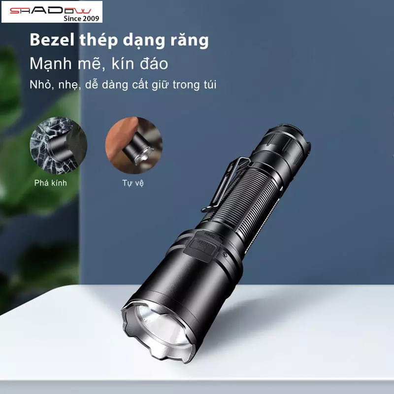 đèn pin police 3w Klarus XT11R trang bị bezel thép dạng răng