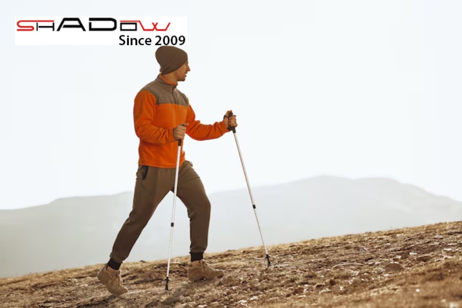 Gậy leo núi giúp cải thiện sự cân bằng và giảm tải cho đầu gối