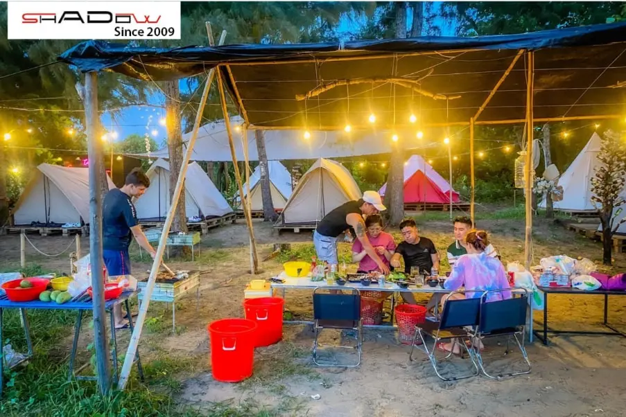 Khu cắm trại có đầy đủ lều trại và thức ăn phục vụ mọi nhu cầu du khách 