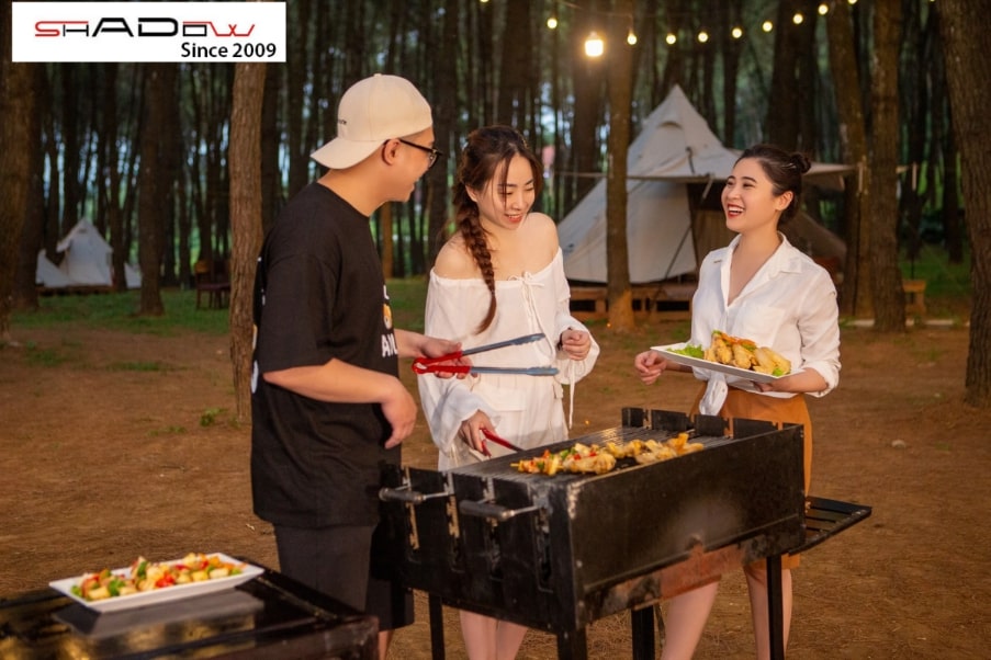 Những bữa tiệc nướng BBQ ngoài trời luôn gắn liền với những chuyến cắm trại