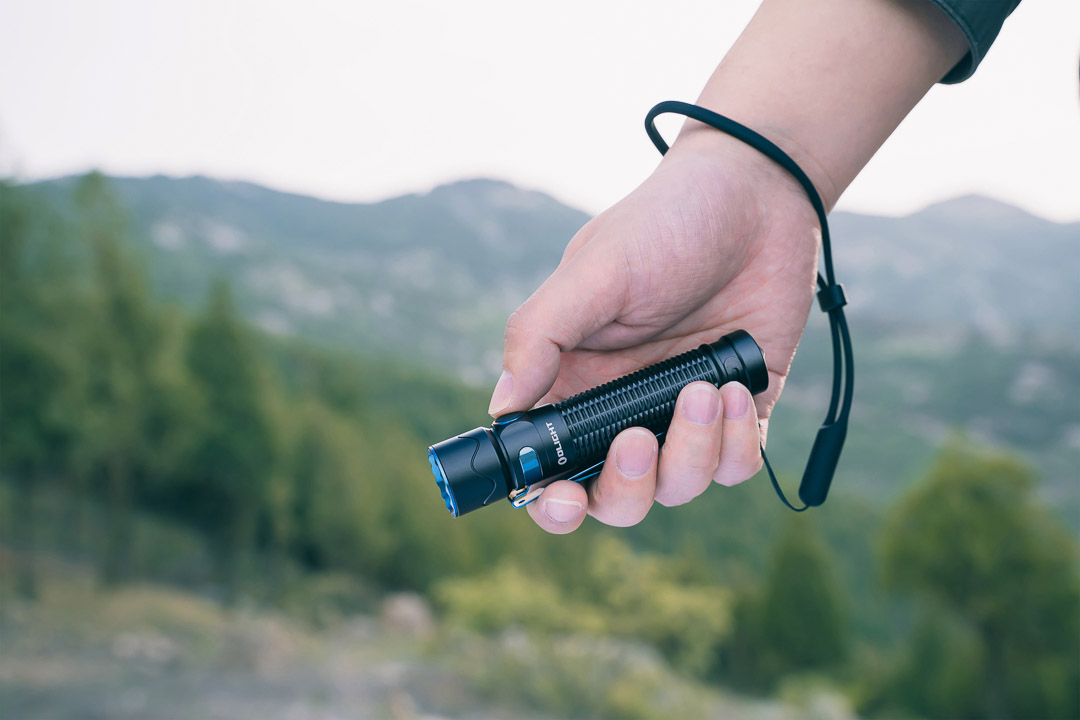 olight warrior mini 2 sử dụng thấu kính tir