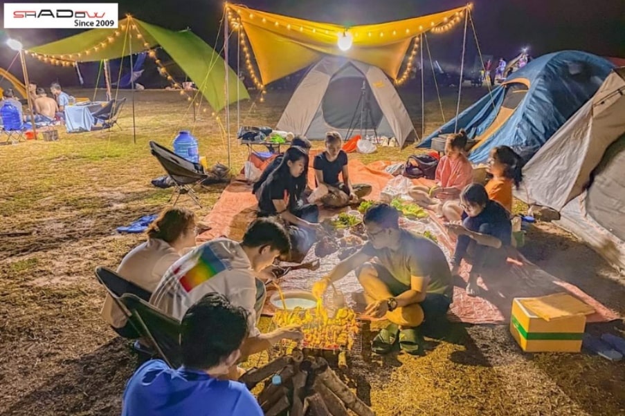 Mở tiệc BBQ cùng bạn bè khi đi cắm trại