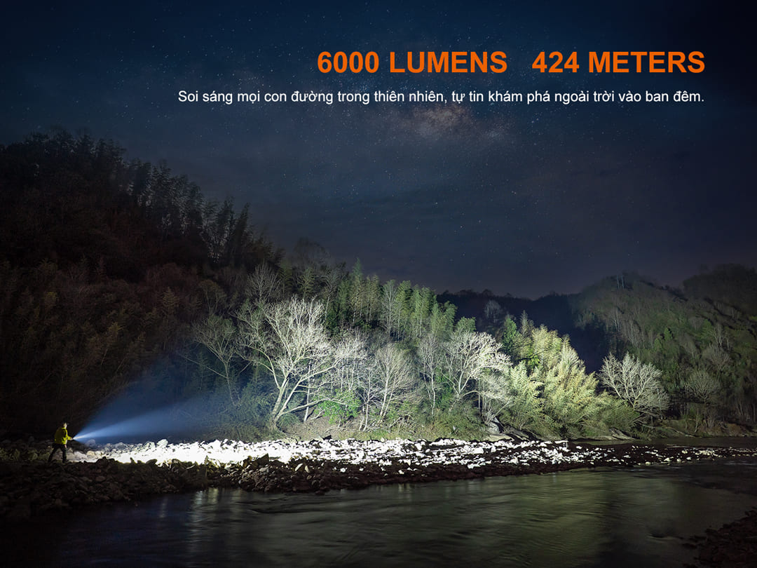 Minh họa khả năng chiếu sáng thực tế của Fenix C16 với cường độ 6000 lumen và tầm chiếu xa lên đến 424 mét trong môi trường ngoài trời.