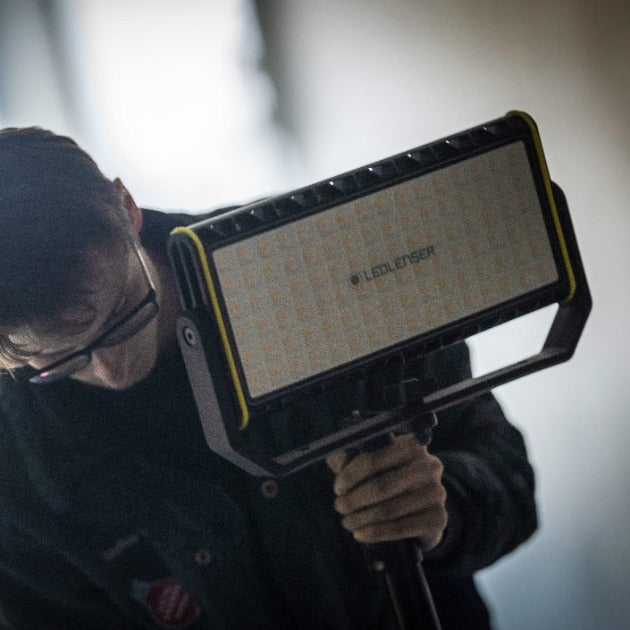 Đèn pin công nghiệp LEDLENSER AF12R độ sáng 8500lm chiếu xa 130m pin 4700mAh sạc DC tích hợp đuôi nam châm