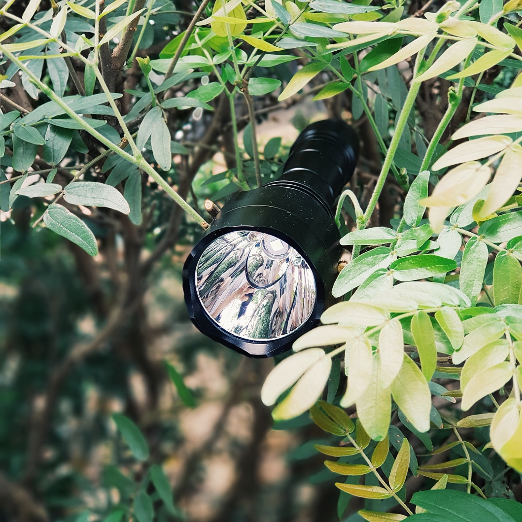 Đèn pin SOFIRN C8T sử dụng LED XPL-HI