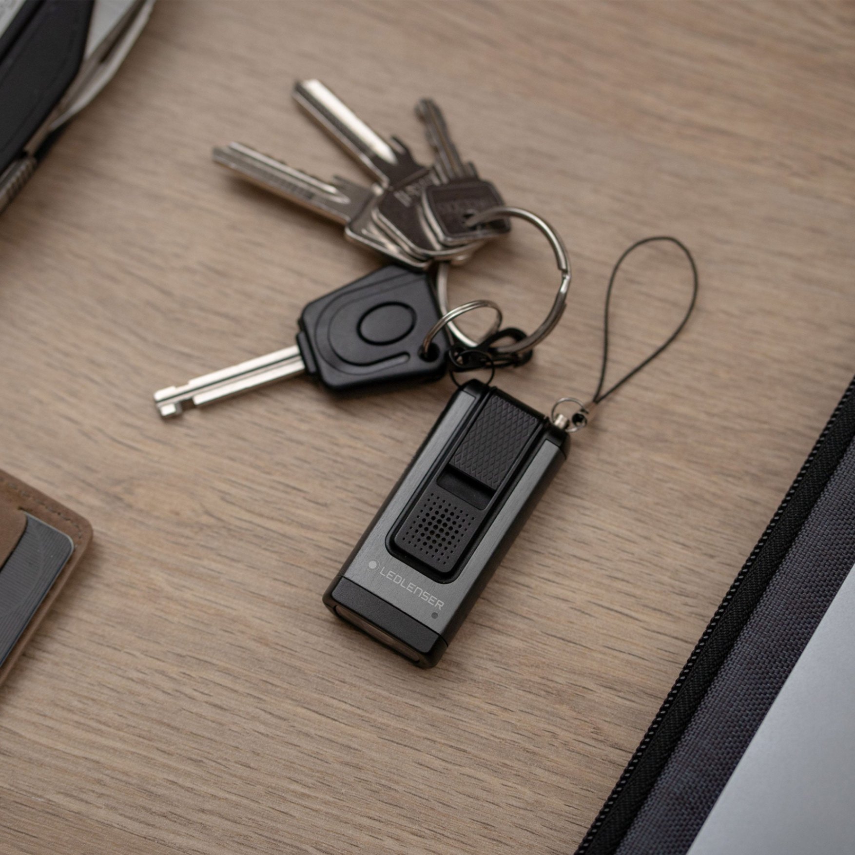 Đèn móc khoá mini Ledlenser K6R kiêm USB 4GB Gray độ sáng 400 Lumens chiếu xa 80m