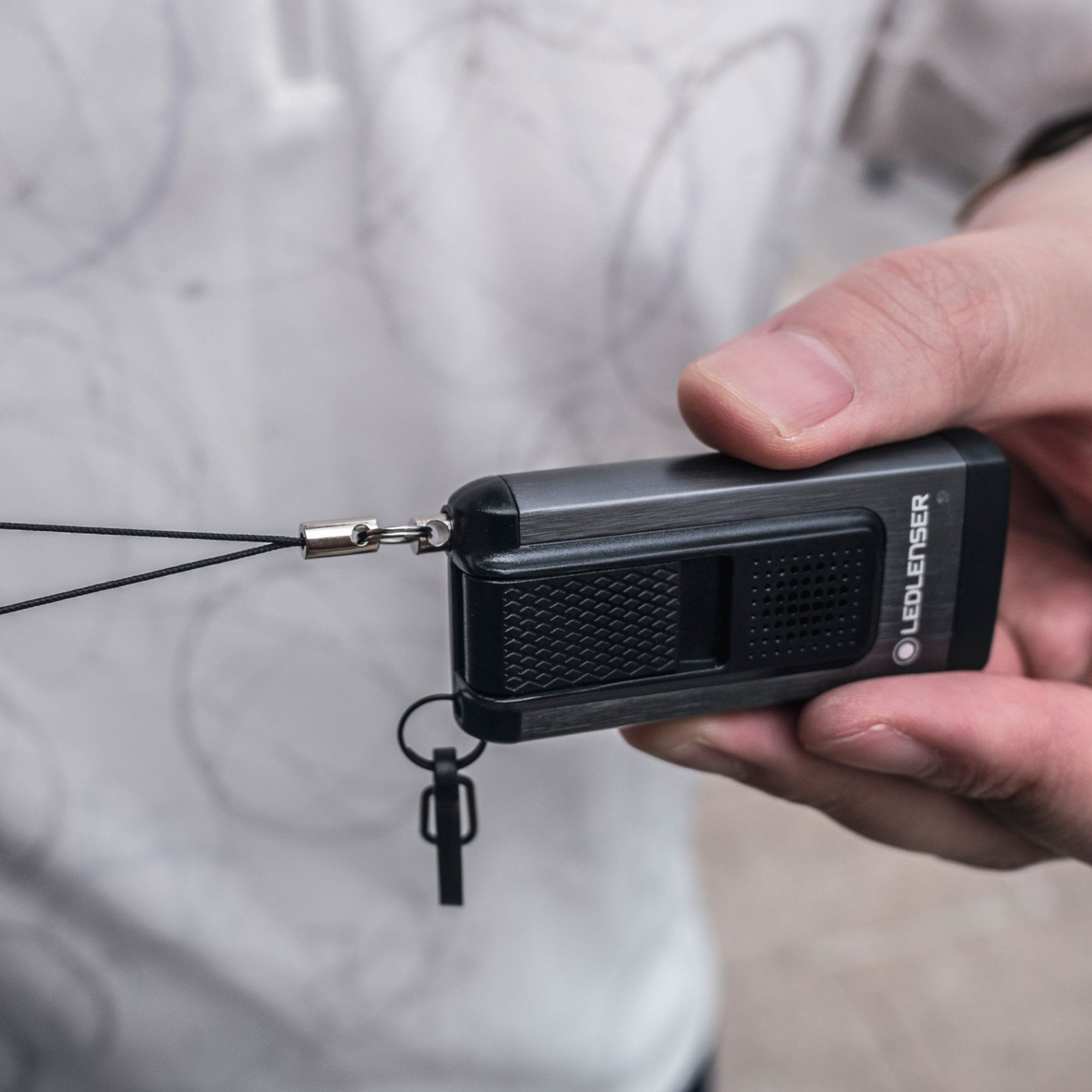 Đèn móc khoá mini Ledlenser K6R kiêm USB 4GB Gray độ sáng 400 Lumens chiếu xa 80m