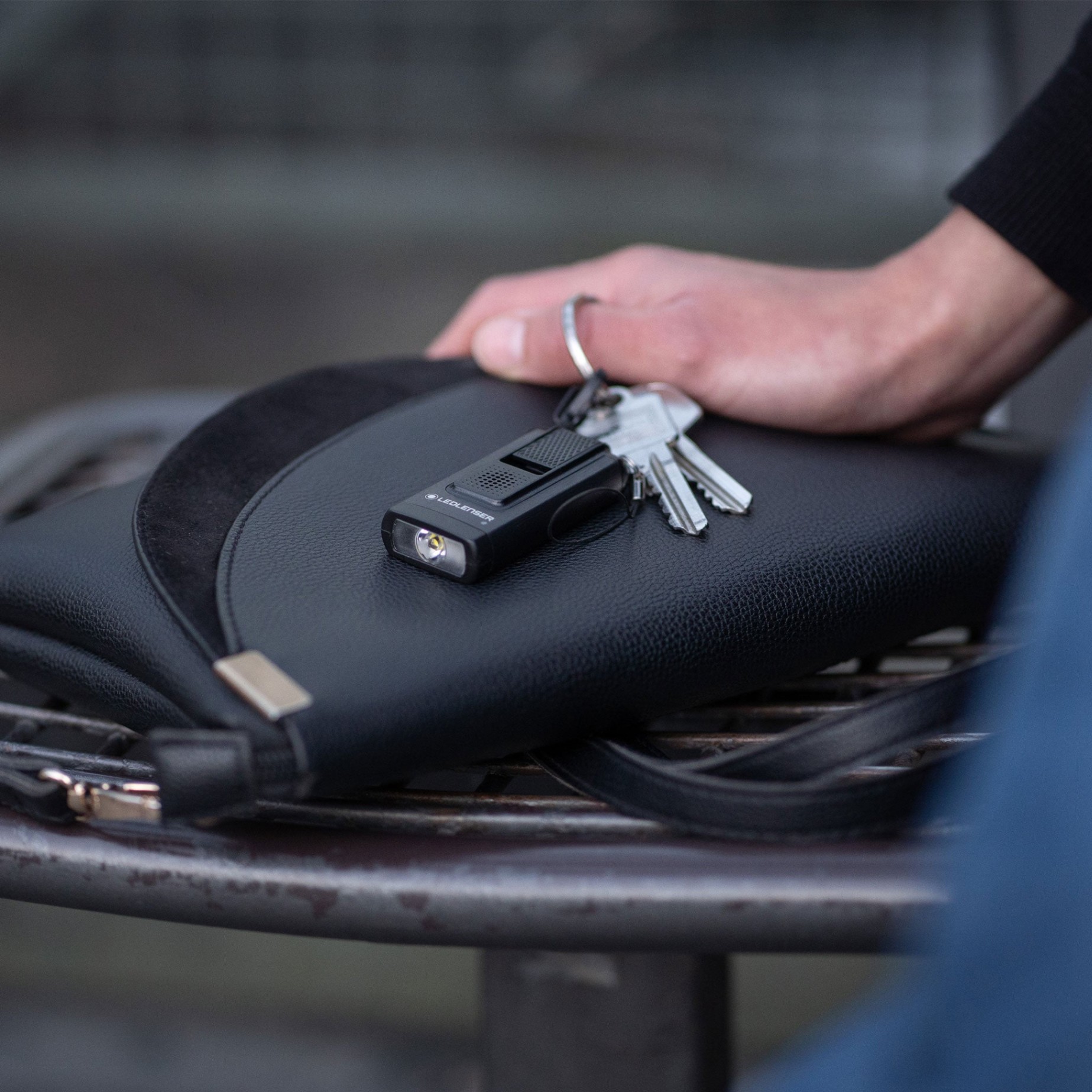 Đèn móc khoá mini Ledlenser K6R kiêm USB 4GB Gray độ sáng 400 Lumens chiếu xa 80m