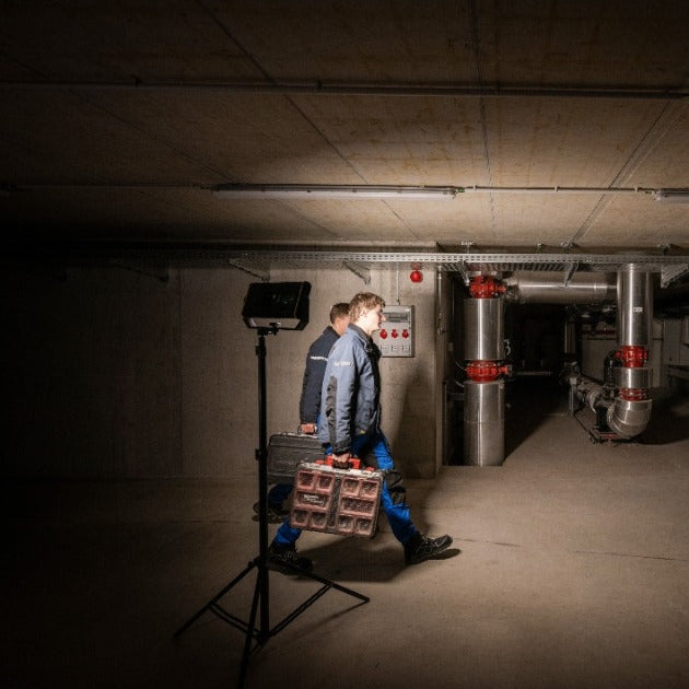 Đèn pin công nghiệp LEDLENSER AF12R độ sáng 8500lm chiếu xa 130m pin 4700mAh sạc DC tích hợp đuôi nam châm