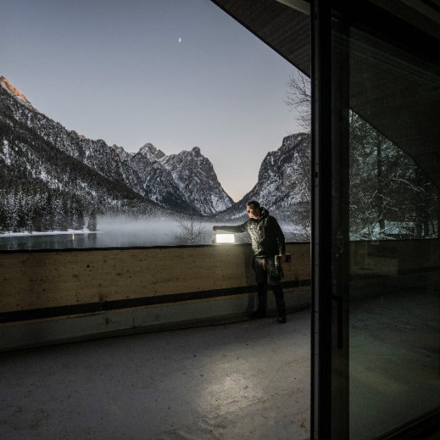 Đèn pin công nghiệp LEDLENSER AF12R độ sáng 8500lm chiếu xa 130m pin 4700mAh sạc DC tích hợp đuôi nam châm