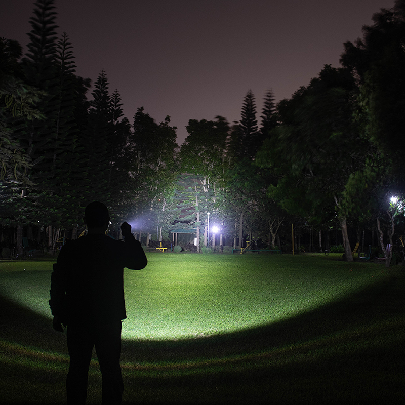 Đèn pin SOFIRN SP33S LED CREE XHP70.2 độ sáng 5000 lumen chiếu xa 264m pin sạc 26650 sạc Type-C