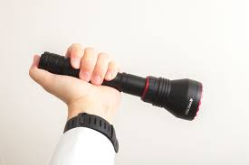 Đèn zoom laser trắng MAXTOCH LA60 tầm chiếu siêu xa 2800m độ sáng 500 lumen sử dụng 2 pin Li-ion 21700 5000 mAh kèm theo