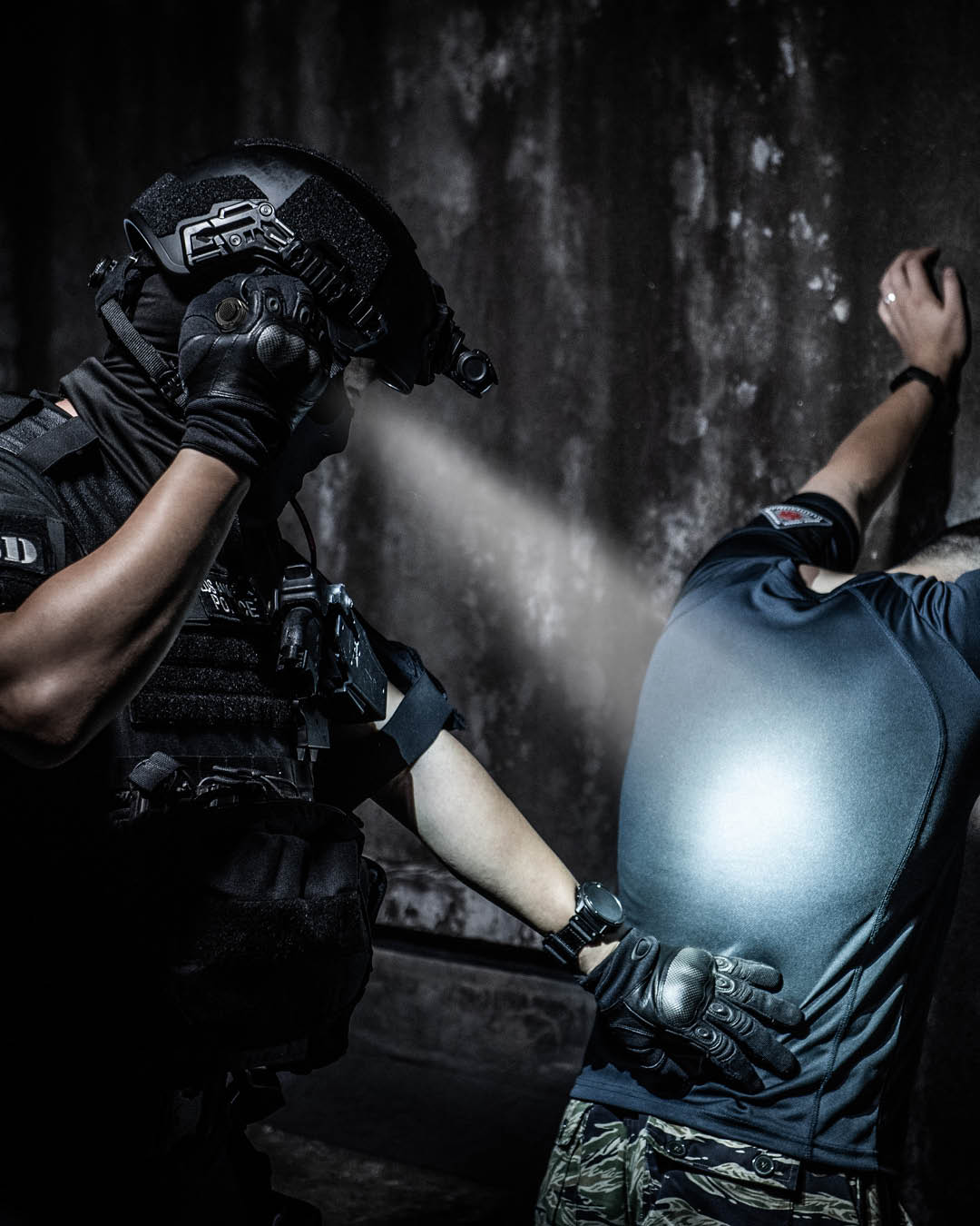 Đèn pin NITECORE EDC31 sáng 3500 Lumens chiếu xa 380m nhỏ gọn kiêm tác chiến