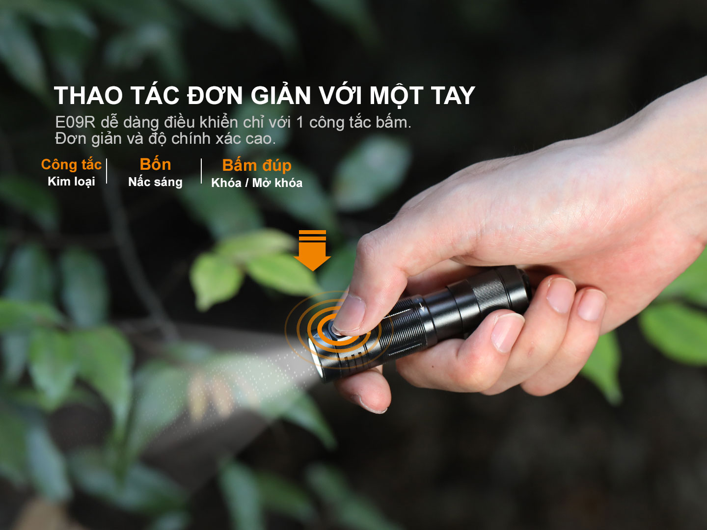 đèn pin mini móc khóa fenix e09r thao tác đơn giản với 1 tay