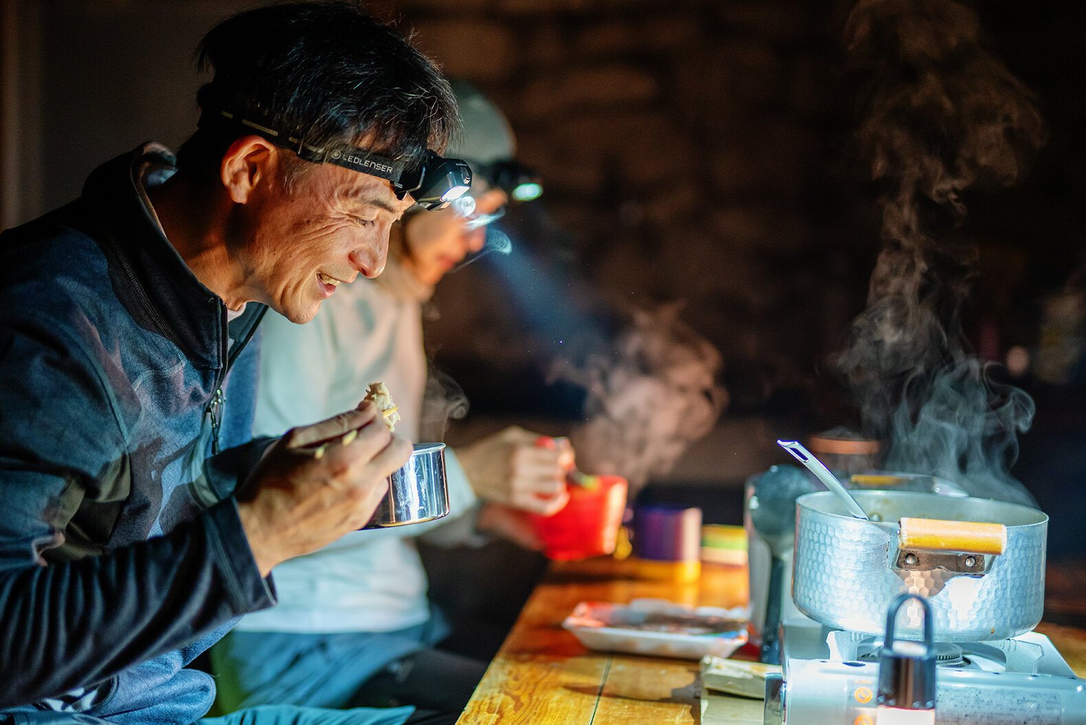 Đèn pin zoom đội đầu LEDLENSER HF6R Core độ sáng 800 lumen, tầm chiếu xa 160m pack pin liền thân 2000mAh sạc nam châm