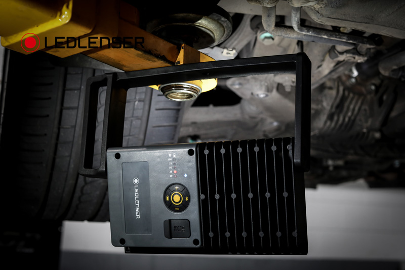 Đèn pin công nghiệp LEDLENSER IF8R độ sáng 4500 lumen sử dụng 3 pin 21700 12000mAh cổng sạc USB-C