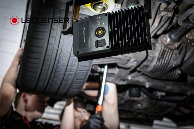 Đèn pin công nghiệp LEDLENSER IF8R độ sáng 4500 lumen sử dụng 3 pin 21700 12000mAh cổng sạc USB-C