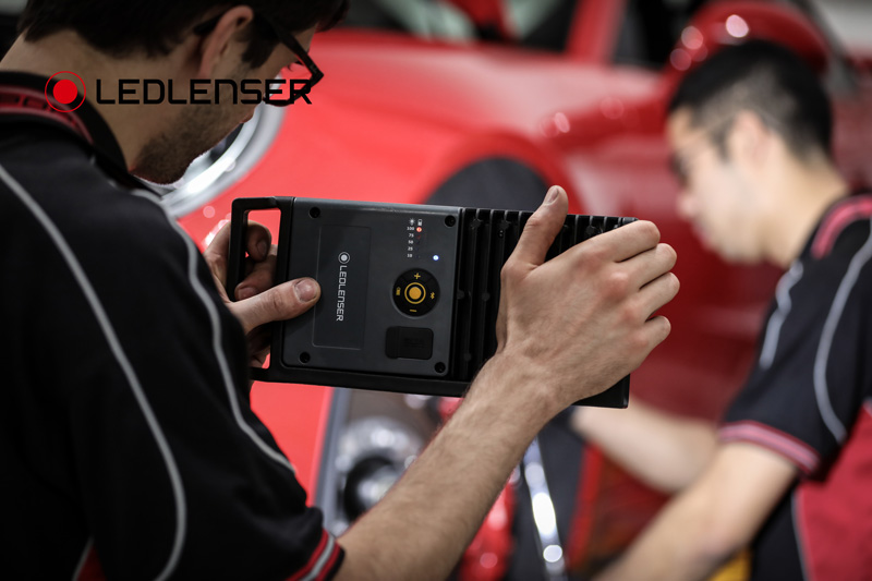 Đèn pin công nghiệp LEDLENSER IF8R độ sáng 4500 lumen sử dụng 3 pin 21700 12000mAh cổng sạc USB-C