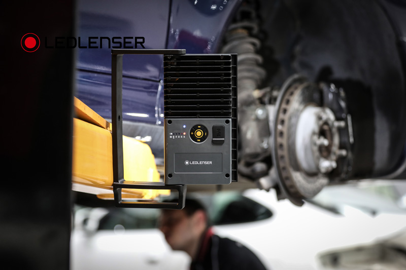 Đèn pin công nghiệp LEDLENSER IF8R độ sáng 4500 lumen sử dụng 3 pin 21700 12000mAh cổng sạc USB-C