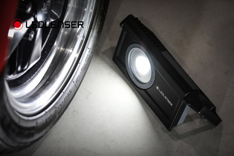 Đèn pin công nghiệp LEDLENSER IF8R độ sáng 4500 lumen sử dụng 3 pin 21700 12000mAh cổng sạc USB-C