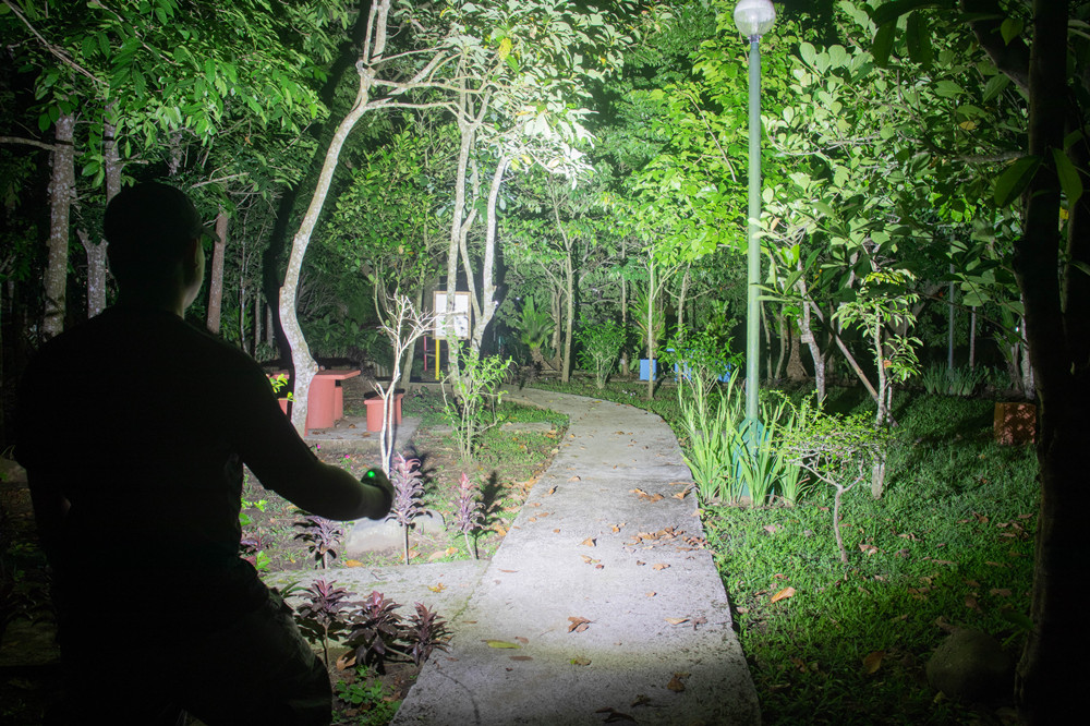 Đèn pin siêu sáng SOFIRN Q8 PRO Cree XHP50.2 độ sáng 11000 lumen