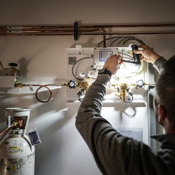 Đèn pin công nghiệp Ledlenser W7R Work – 600 lumen, ánh sáng trắng & UV, đầu xoay gập