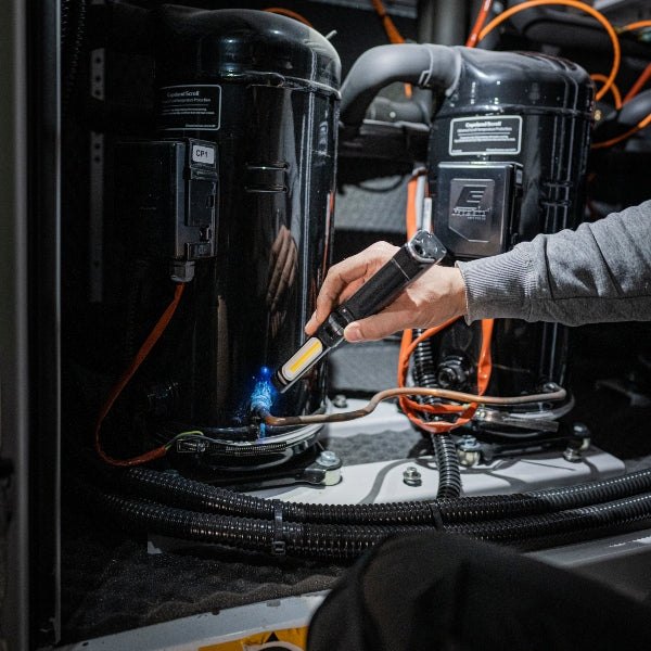 Đèn pin công nghiệp Ledlenser W7R Work – 600 lumen, ánh sáng trắng & UV, đầu xoay gập