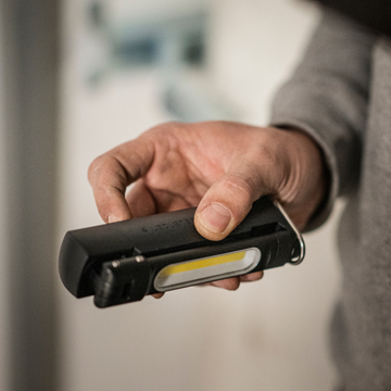 Đèn pin công nghiệp LEDLENSER W7R Work UV độ sáng 600 lumen cổng sạc USB-C có khả năng gập 180 độ