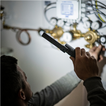 Đèn pin công nghiệp LEDLENSER W7R Work UV độ sáng 600 lumen cổng sạc USB-C có khả năng gập 180 độ