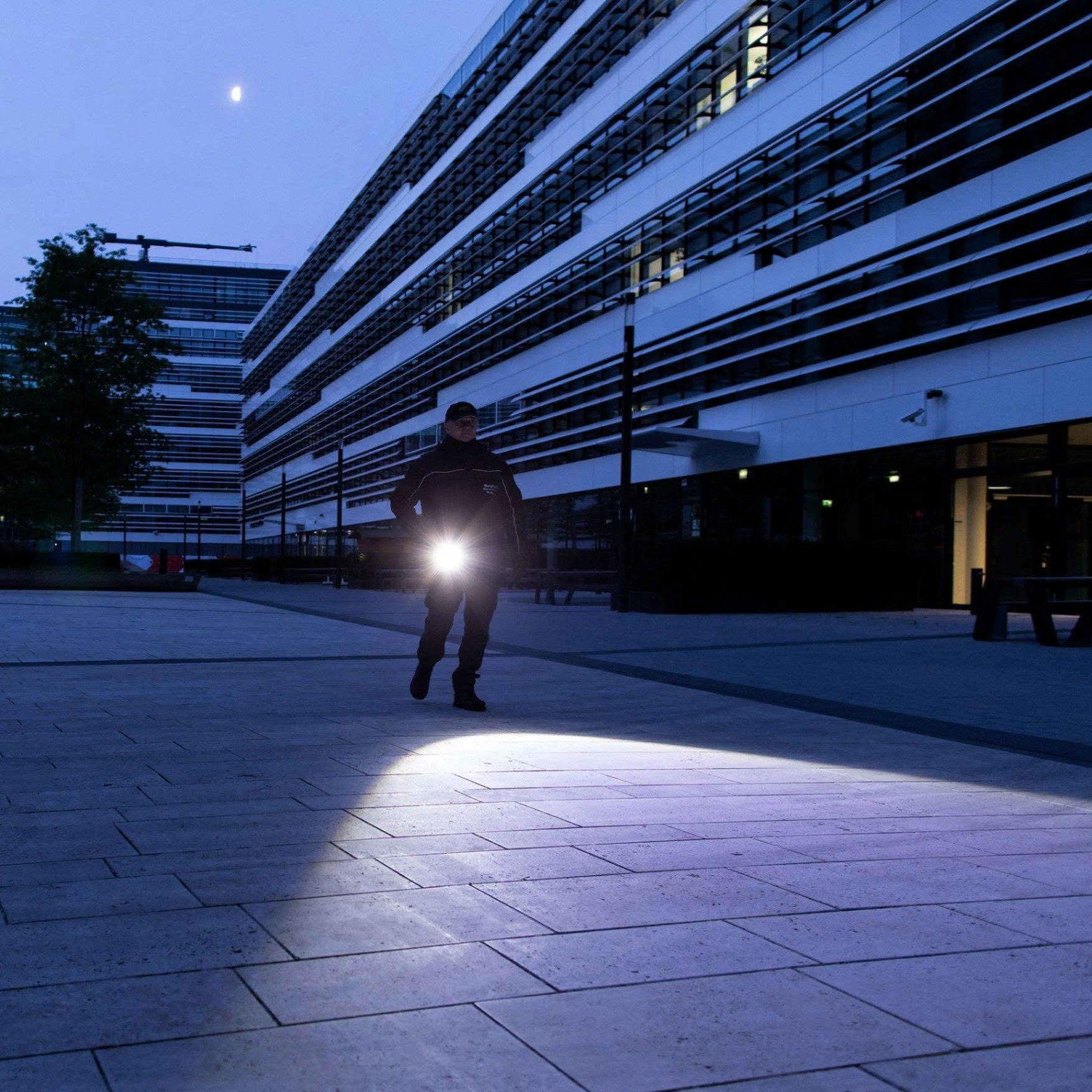 Đèn pin Ledlenser X21R – 5000 lumen, chiếu xa 800m, pin sạc Safety Ytrion