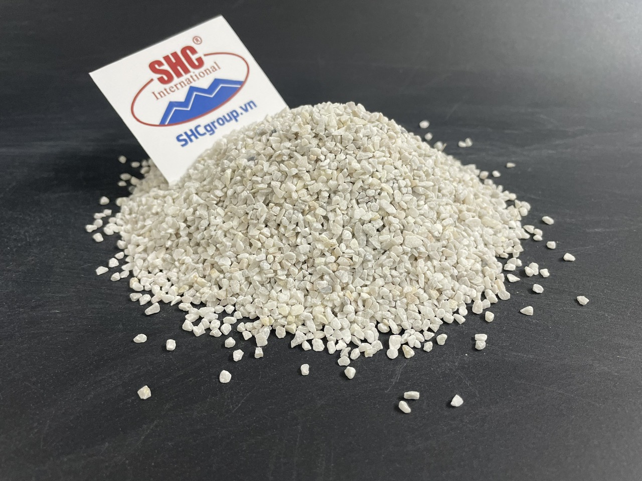 Bổ sung khoáng Canxi cho gà trong thời kì đẻ trứng