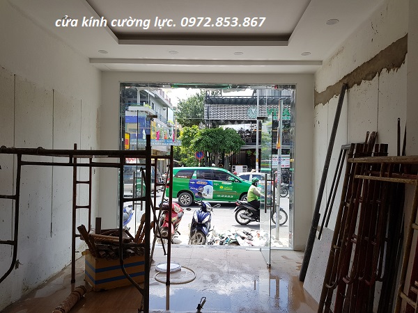 làm cửa kính cường,lực vách kính cường lực ở phường 3 quận 10