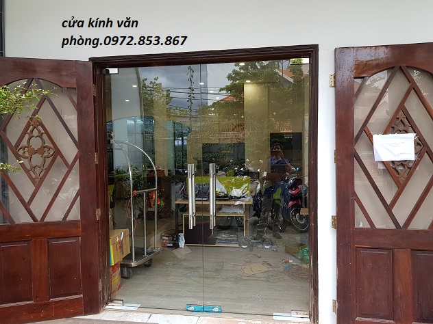làm cửa kính cường,lực vách kính cường lực ở phường 15 quận 10
