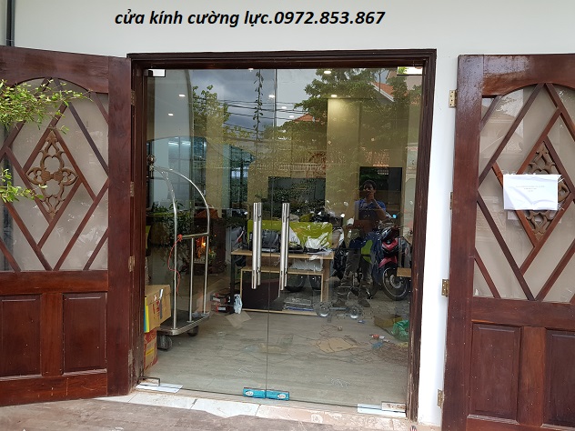 địa chỉ làm cửa kính vách kính cường lực ở phường 7 quận tân bình