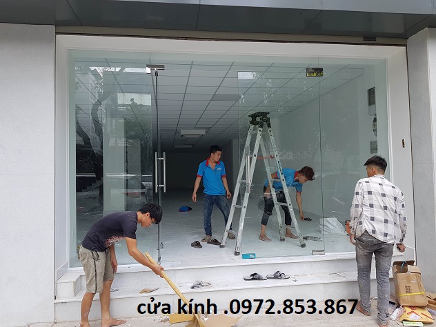 làm cửa kính và vách kính cường lực ngăn phòng ở phường 12 quận 5