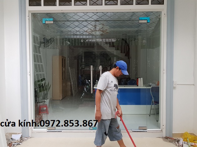 làm cửa kính cường lực vách kính ngăn phòng ở phường 1 quận 4