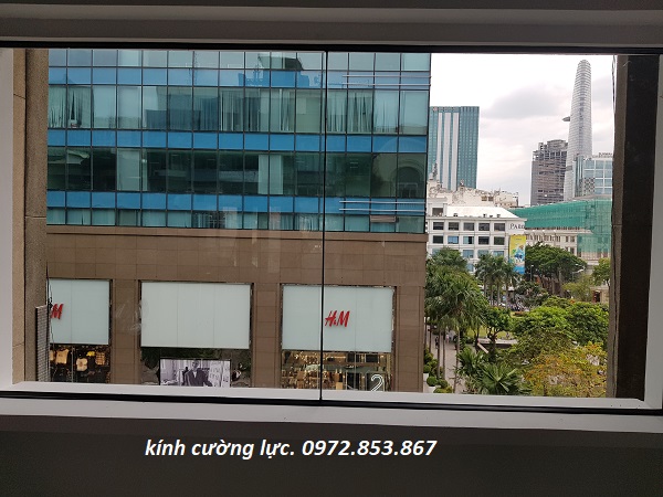 làm cửa kính cường,lực vách kính cường lực ở phường 2 quận 10
