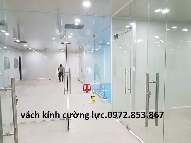 làm cửa kính cường lực vách kính ngăn phòng ở phường 13 quận 4