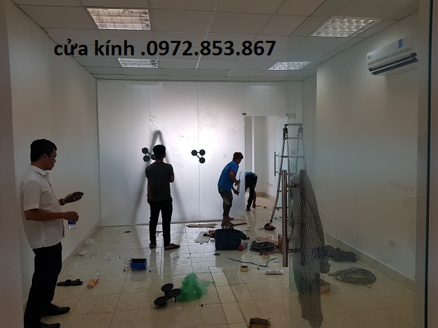 làm cửa kính cường lực vách kính ngăn phòng ở phường Bình Trưng Đông quận 2