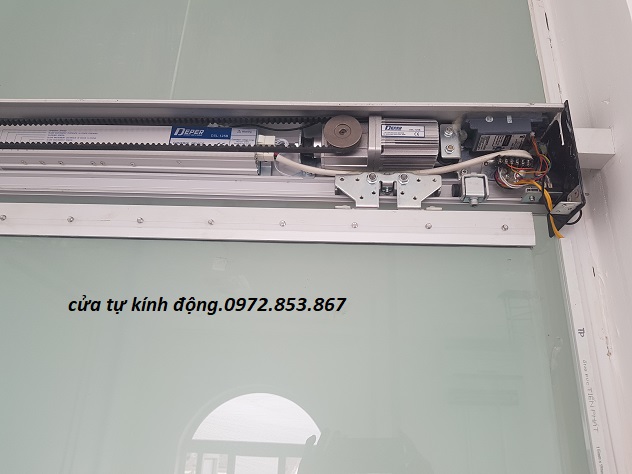làm cửa kính cường,lực vách kính cường lực ở phường 13 quận 10