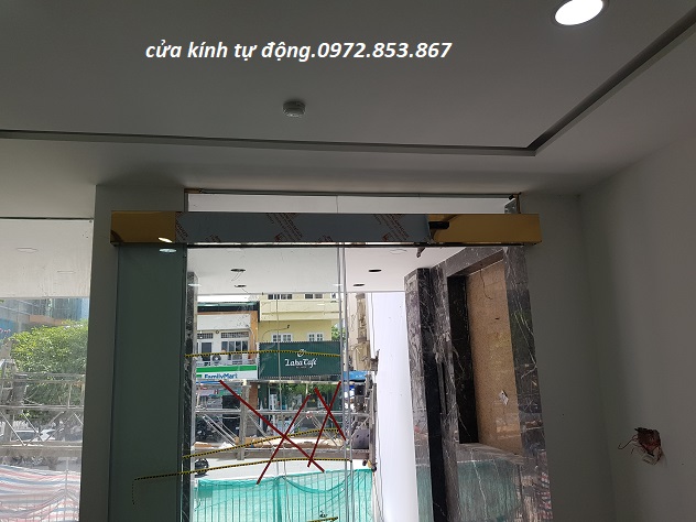 làm cửa kính cường,lực vách kính cường lực ở phường 11 quận 10