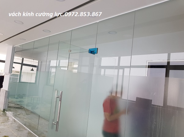 làm cửa kính cường,lực vách kính cường lực ở phường 10 quận 10